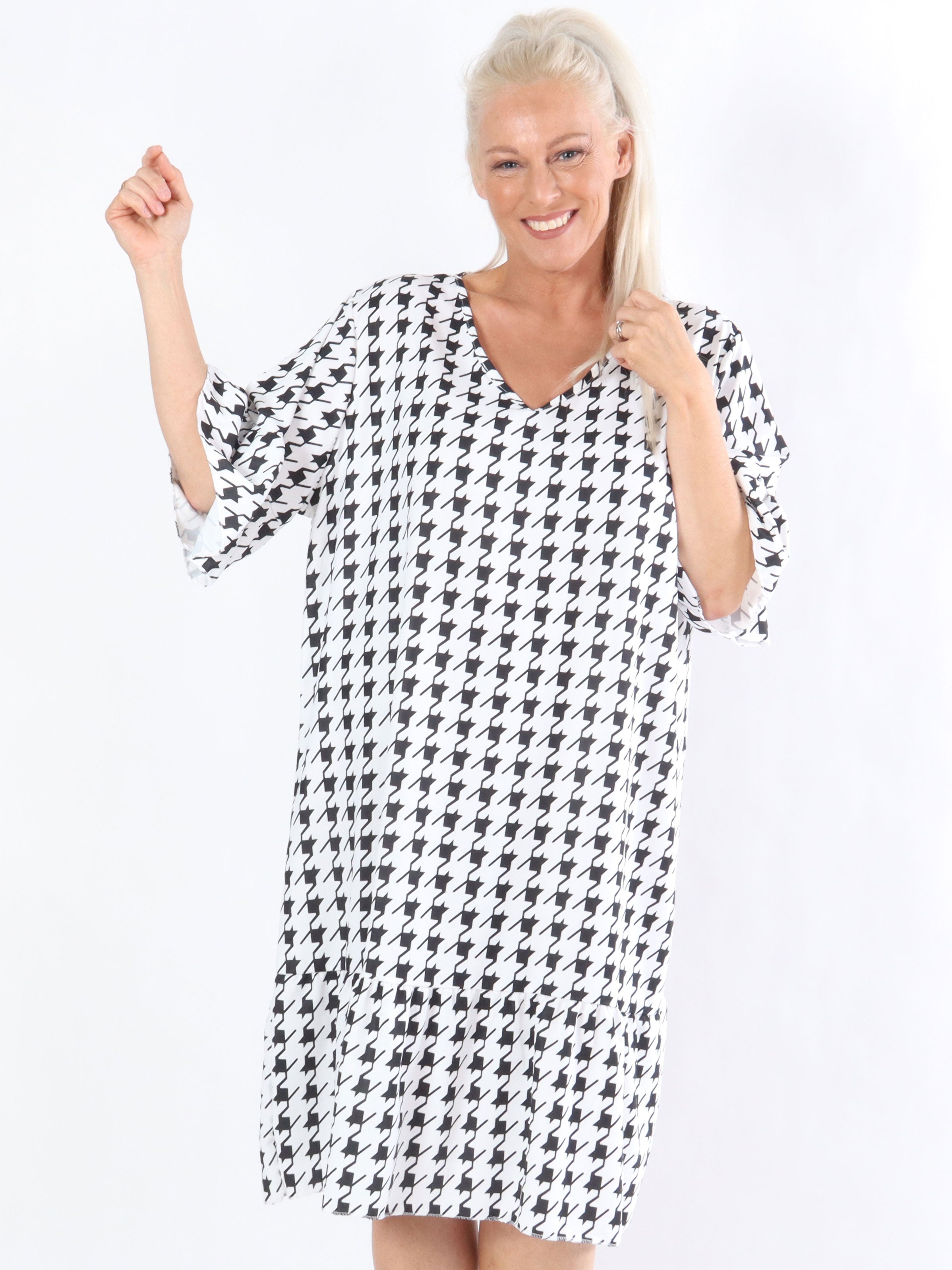 Samantha - Ternet kjole med flæsekant på ærmet